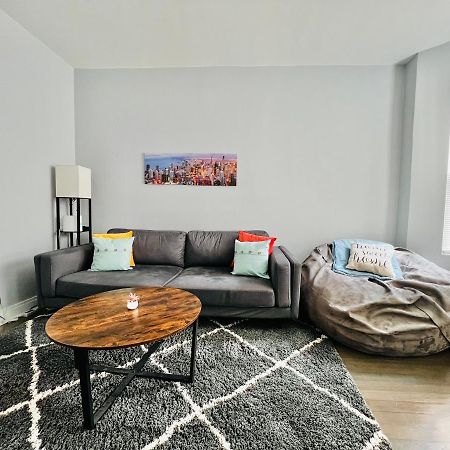 Lovely Logan Square 2-Bedroom In Chicago Bagian luar foto