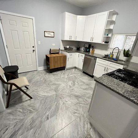 Lovely Logan Square 2-Bedroom In Chicago Bagian luar foto