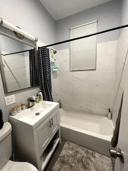 Lovely Logan Square 2-Bedroom In Chicago Bagian luar foto