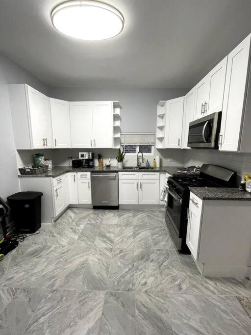 Lovely Logan Square 2-Bedroom In Chicago Bagian luar foto