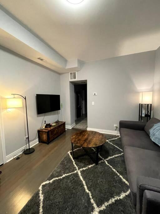 Lovely Logan Square 2-Bedroom In Chicago Bagian luar foto