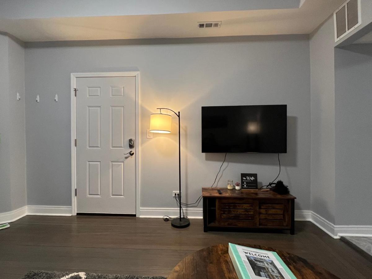 Lovely Logan Square 2-Bedroom In Chicago Bagian luar foto